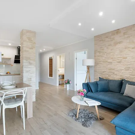 Blue And Beige With Mountain View And Parking By Renters Apartament *