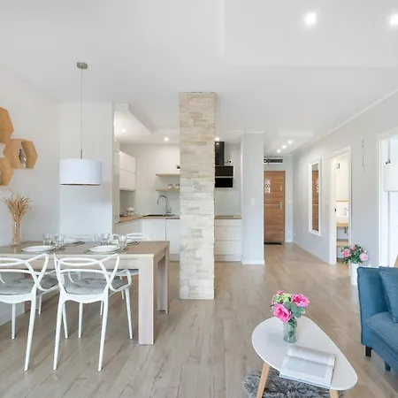 Blue And Beige With Mountain View And Parking By Renters *