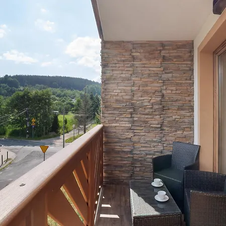 Blue And Beige With Mountain View And Parking By Renters *